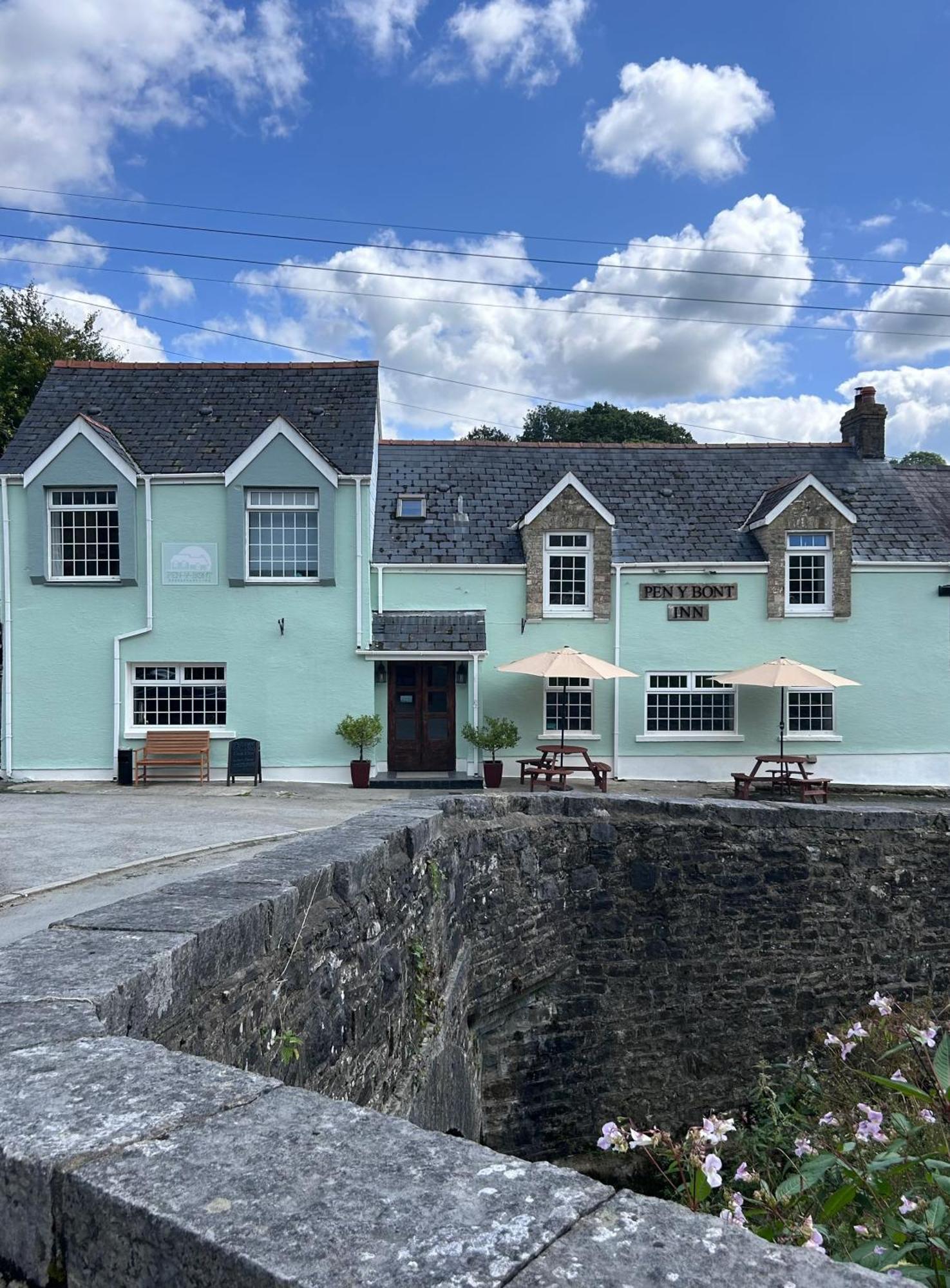 Penybont Restaurant + Inn 카마던 외부 사진